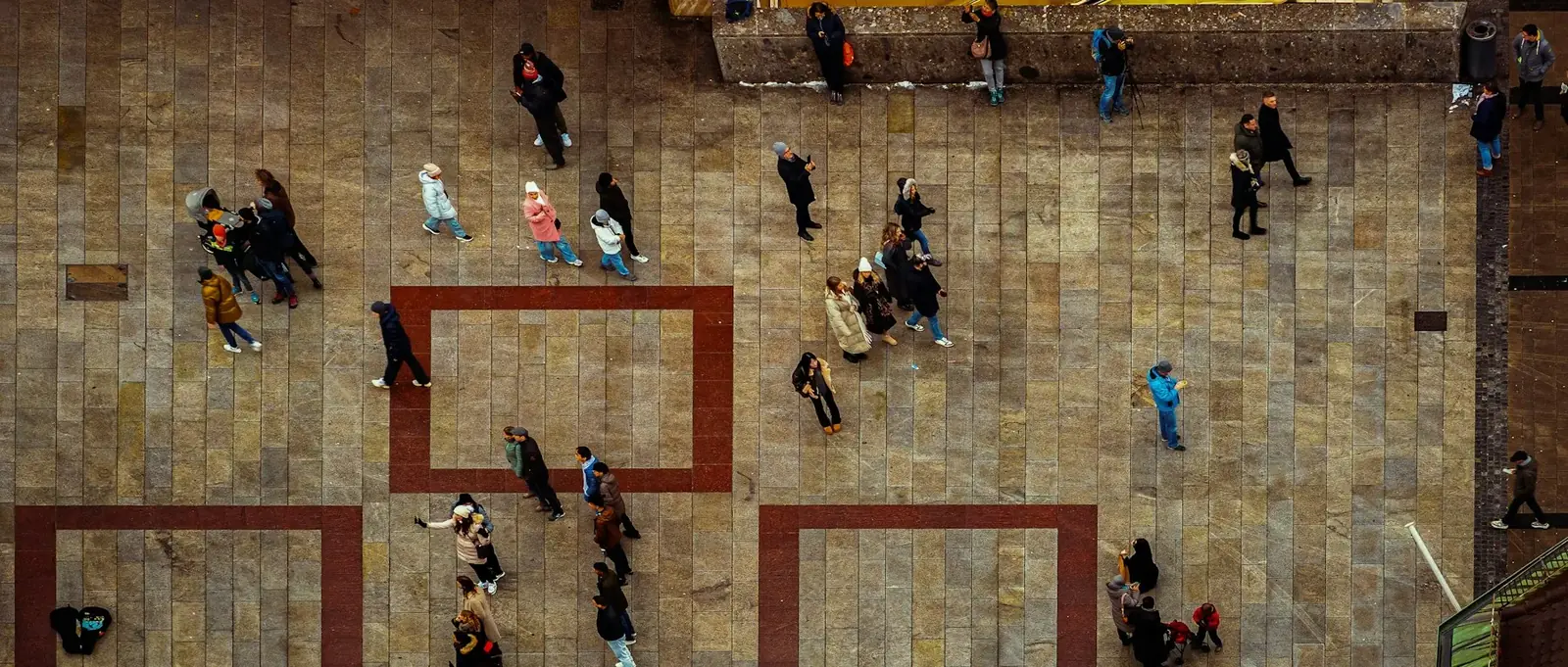 Aerial view of a busy square: the territory and the people who live it.